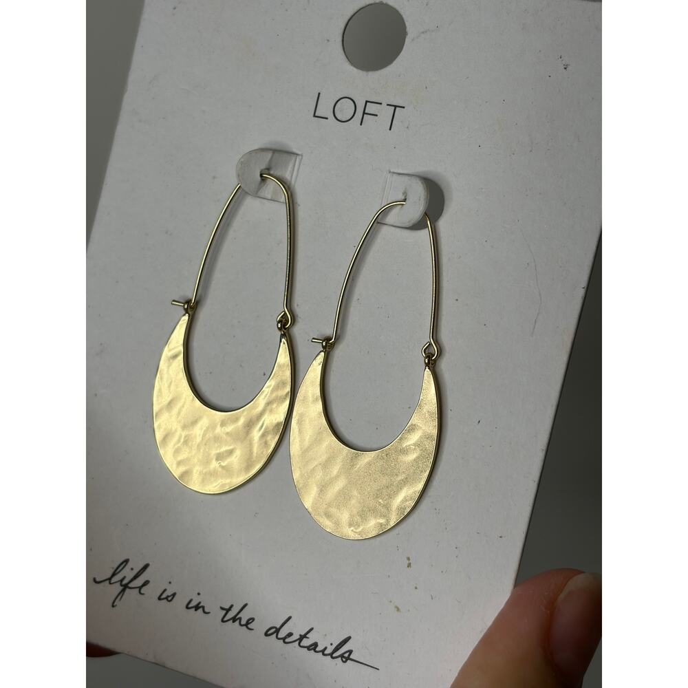 LOFT hammered crescent hoop earrings NEW on card Gold Tone - Picture 2 of 3